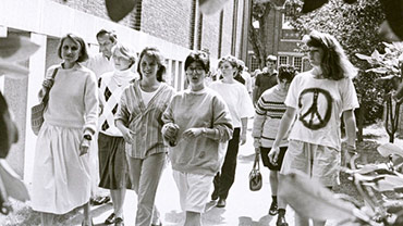 Fall 1986. Students on campus for Orientation activities.