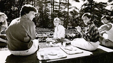 1985. Students dining outdoors.