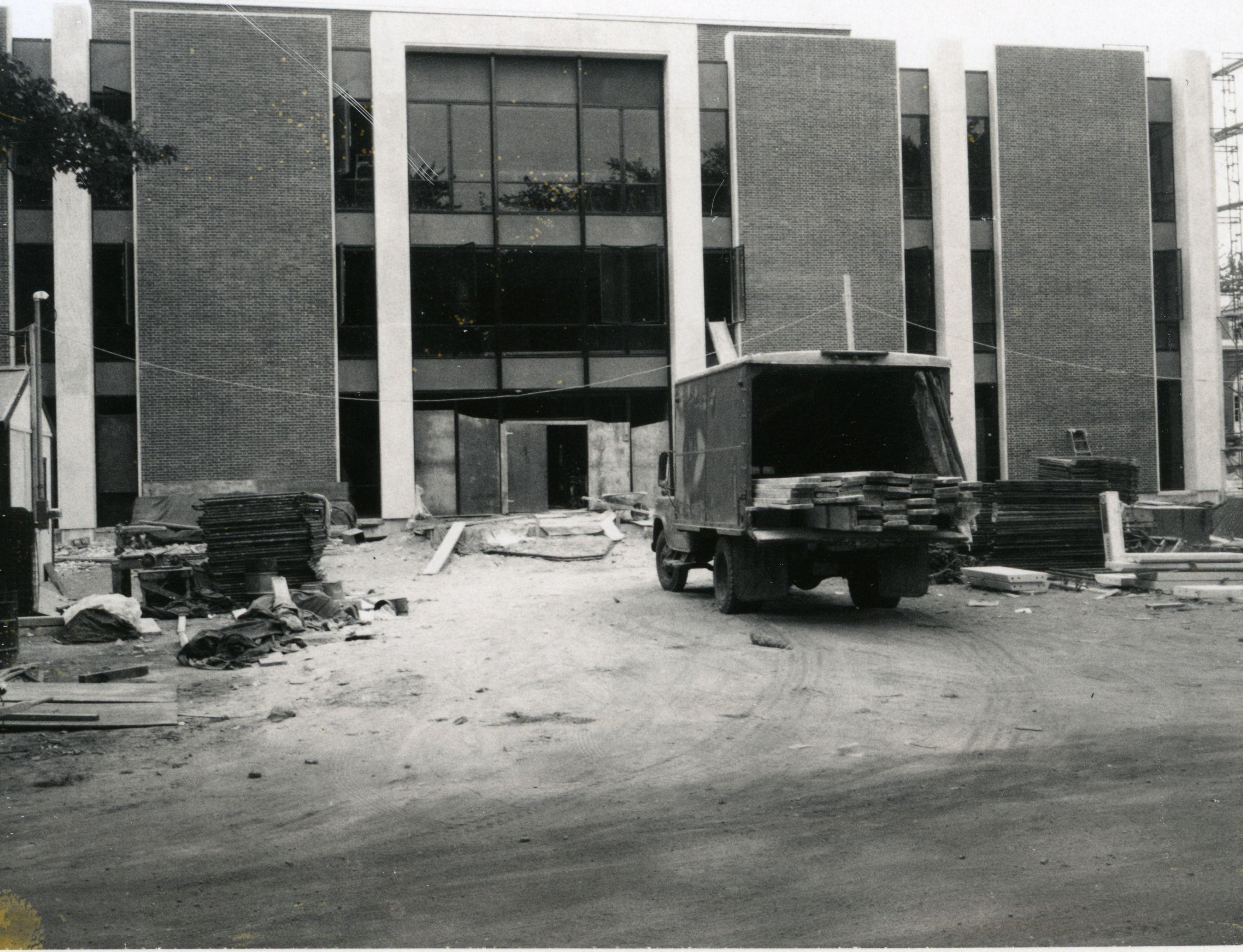 JSTOR source page for picture of H-L Library