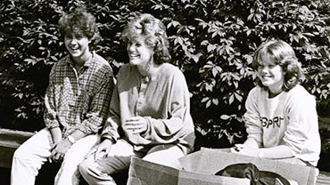 Fall 1986. Students arriving on campus for Orientation.